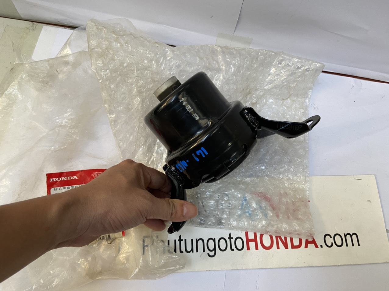 Chân máy dầu xe Honda HRV